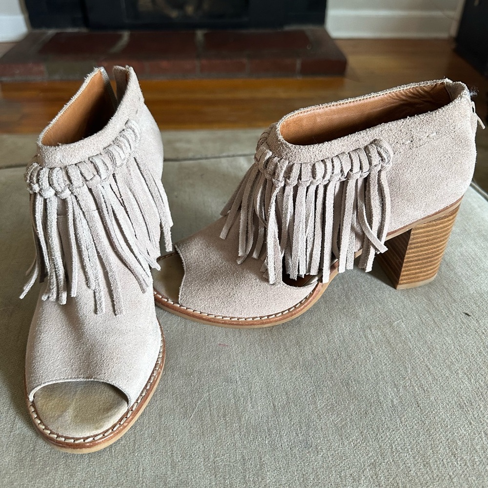 Sbicca Cream Fringe Ankle Booties with Peep-Toe - worn once size 8 US women’s